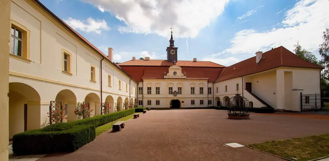 Foto 1 - zámecké nádvoří chrast